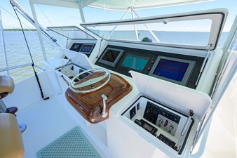 1/2 BARREL 40 Release teak helm pod and thruster buttons on single levers