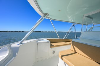 1/2 BARREL 43 Starboard bench seat and flybridge locker with water hose connection