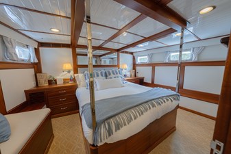SOMERSET 8 Owner's Stateroom