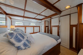 SOMERSET 9 Owner's Stateroom