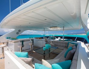 MR & MRS SMITH 7 Flybridge dining area