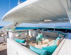 MR & MRS SMITH 8 Flybridge dining area