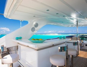 MR & MRS SMITH 9 Flybridge bar