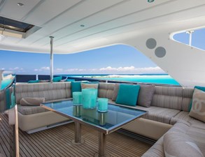 MR & MRS SMITH 11 Flybridge dining area