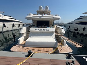 WHITE SWAN 26 