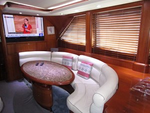 ELSKA 10 Starboard side dining settee