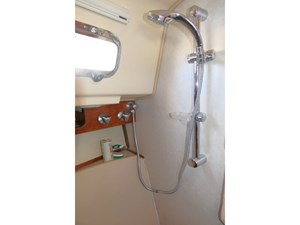 WILD BLUE 32 Master Shower