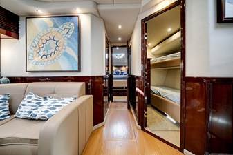RECON ROYALE 32 Access to the staterooms