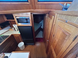 SEA PAUSE 18 Galley/passageway forward