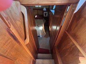 SEA PAUSE 24 Passageway to Aft Stateroom