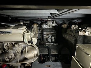 SEA PAUSE 32 Engine Compartment