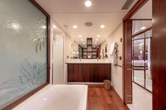 TAHI 16 Owners bath-shower room