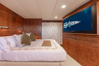 TAHI 17 Guest double bed cabin