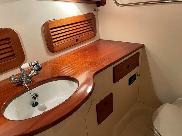 SOLEIL, Hinckley Picnic 36 EP, Head and Sink