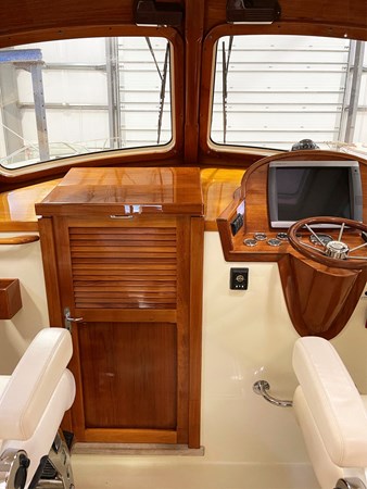 SOLEIL, Hinckley Picnic 36 EP, Companionway