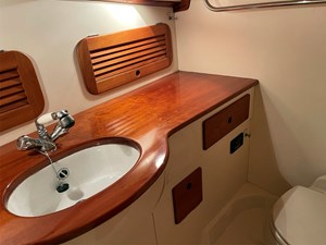 SOLEIL 15 SOLEIL, Hinckley Picnic 36 EP, Head and Sink