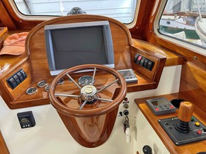 SOLEIL 10 SOLEIL, Hinckley Picnic 36 EP, Helm and Dash