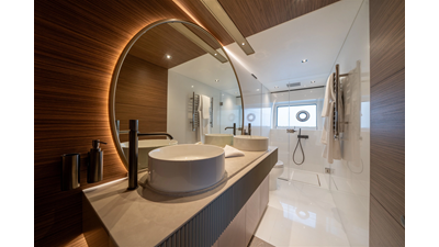 82 OCEAN ENCLOSED 38 