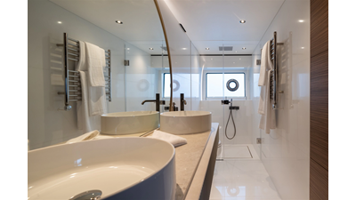 82 OCEAN ENCLOSED 39 