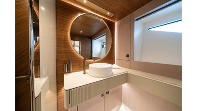 82 OCEAN ENCLOSED 43 