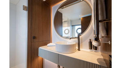 82 OCEAN ENCLOSED 46 