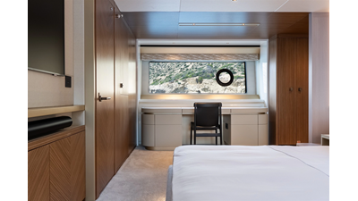 82 OCEAN ENCLOSED 36 