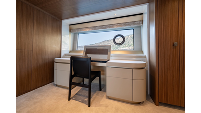 82 OCEAN ENCLOSED 37 