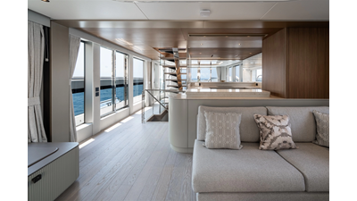 82 OCEAN ENCLOSED 19 