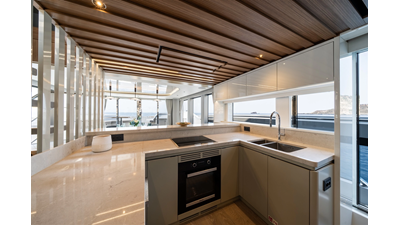 82 OCEAN ENCLOSED 21 