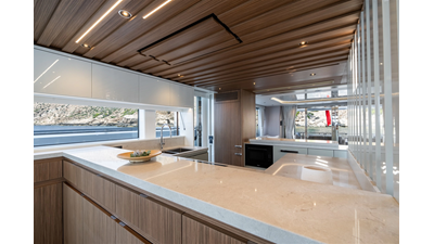 82 OCEAN ENCLOSED 23 