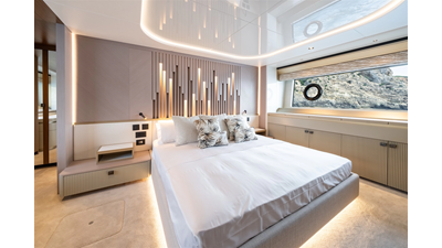 82 OCEAN ENCLOSED 32 