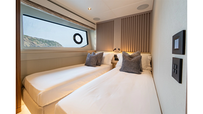 82 OCEAN ENCLOSED 47 