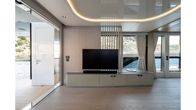 82 OCEAN ENCLOSED 15 