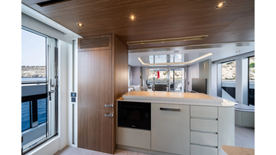 82 OCEAN ENCLOSED 22 