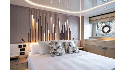 82 OCEAN ENCLOSED 33 