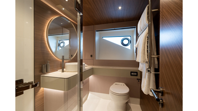 82 OCEAN ENCLOSED 44 