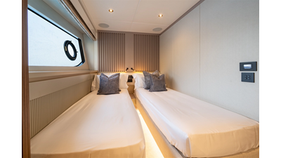 82 OCEAN ENCLOSED 48 