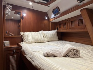 TRIUMPH  47 Port Guestroom aft