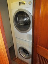 LUCKY STARS 18 Lower master companionway laundry