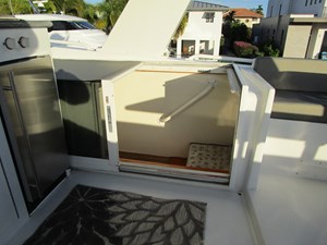 LUCKY STARS 49 Flybridge entry steps