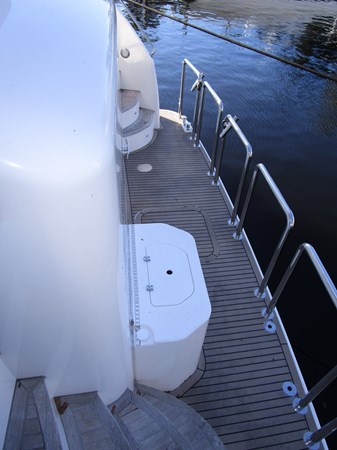 Transom with livewell