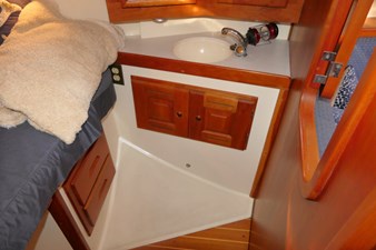 C OTTER 32 Guest Vanity