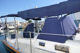 C OTTER 80 Dockside Dodger Stbd