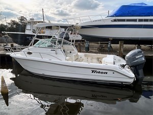 25' Triton 2003 2486 2 