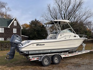25' Triton 2003 2486 4 