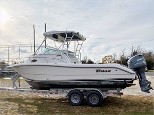 25' Triton 2003 2486 6 