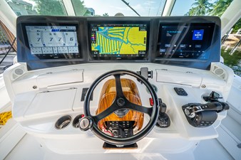 Cowboy 43 Helm/Garmin Electronics