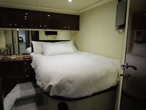 Mid guest cabin inboard