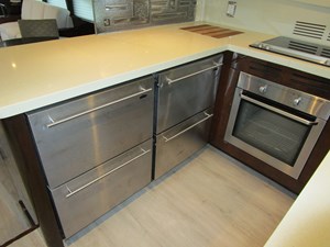 SHORE GIRL 9 Galley with 2 fridges, 2 freezer drawers