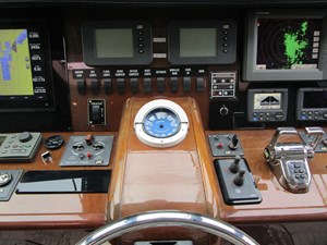 SHORE GIRL 19 Helm detail center